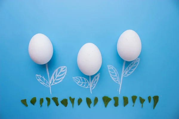 Huevos sobre fondo azul — Foto de Stock