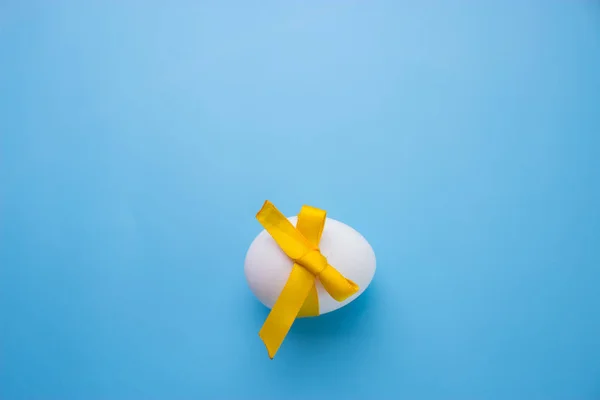 Яйця на синьому фоні — стокове фото