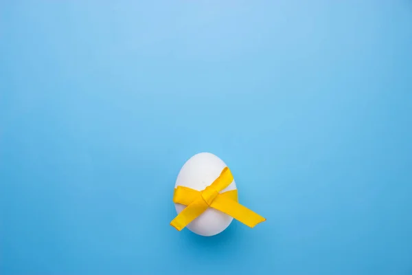 Huevos sobre fondo azul — Foto de Stock