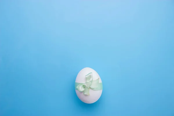Яйця на синьому фоні — стокове фото
