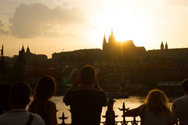 Gün batımında Prag şehrini manzarası