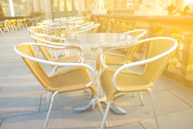 Kahverengi masalar ile Sokak kafe