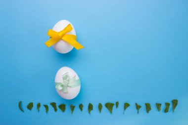 Mavi arkaplanda yumurtalar