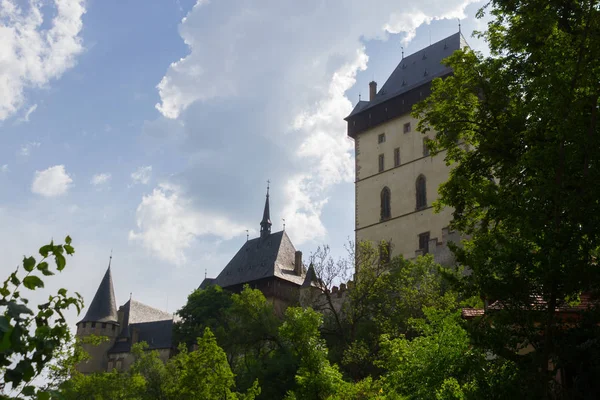 Castelo de Karlstejn perto da cidade de Praga — Fotografia de Stock