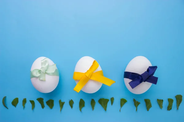 Яйца на синем фоне — стоковое фото