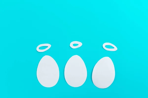Huevos sobre fondo azul —  Fotos de Stock