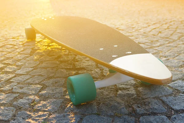 Longboard nero sulla strada — Foto Stock