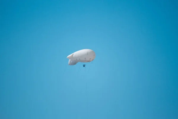 Mavi gökyüzünde beyaz zeplin. kopyalama alanı — Stok fotoğraf