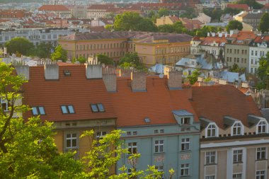 Kırmızı çatılı bina