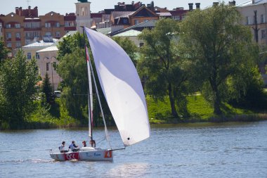 nehir üzerinde yelken yarış