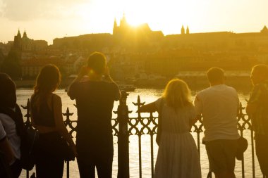 Gün batımında Prag şehrini manzarası