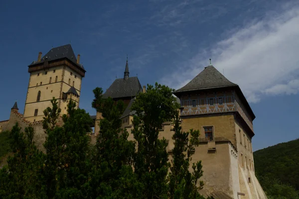 Castelo de Karlstejn perto da cidade de Praga — Fotografia de Stock