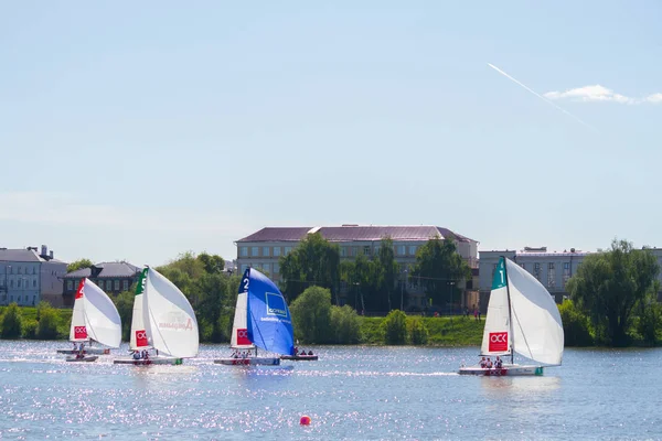 Competencia de vela en el río — Foto de Stock