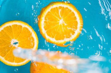 Portakal meyveleri derinden su altında kalır.