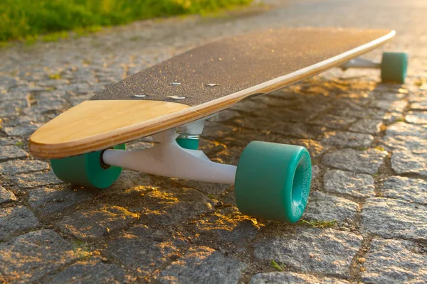 Longboard nero sulla strada — Foto Stock