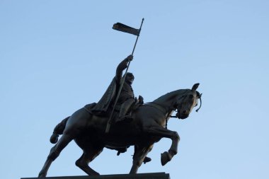 At üzerinde bir kişi ile Anıt