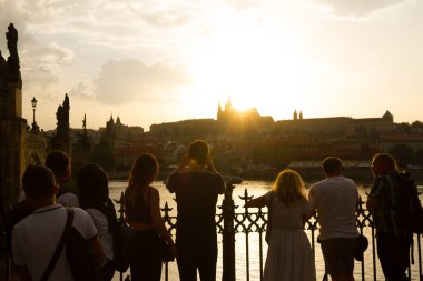 Gün batımında Prag şehrini manzarası