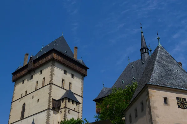 Castillo de Karlstejn cerca de la ciudad de Praga — Foto de Stock