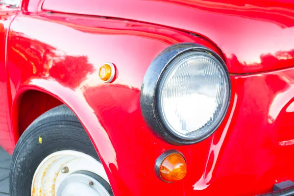 Close up de carro retro vermelho — Fotografia de Stock