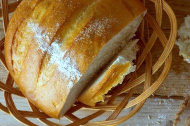 Tahta zeminde taze ekmek