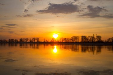 Nehrin üzerinde turuncu gün batımı