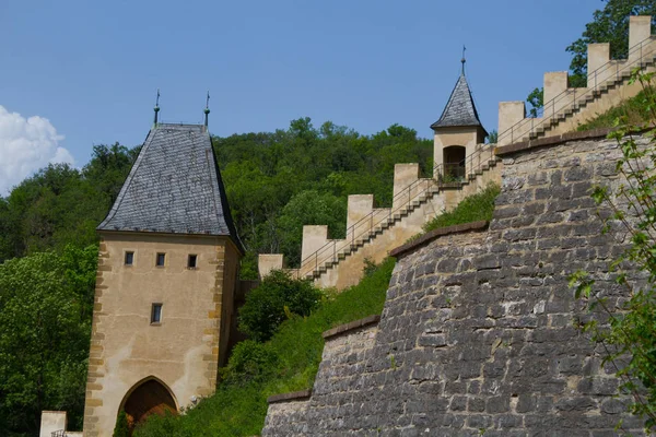 Castillo de Karlstejn cerca de la ciudad de Praga — Foto de Stock