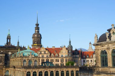 mavi gökyüzü arka plan üzerinde dresden kale