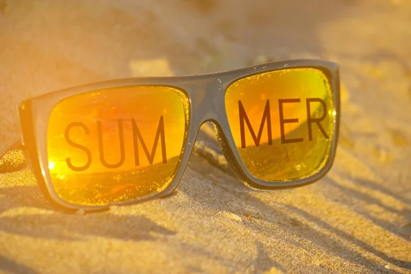 Gafas de sol en playa de arena — Foto de Stock