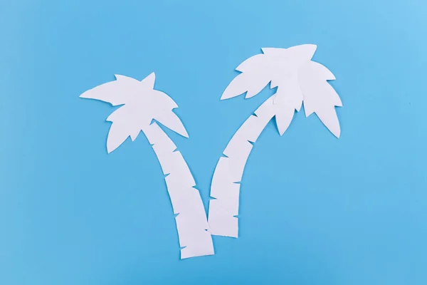 Пальмы на синем фоне — стоковое фото