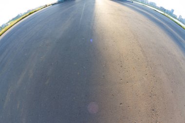 Asfalt yol bir yere gider