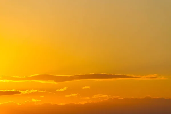 Gele zonsondergang. Wolken en kopieer ruimte — Stockfoto