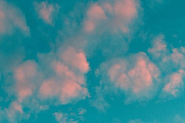 Pembe bulutlar ve mavi gökyüzü