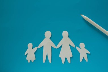 Kağıt aile mavi zemin üzerine
