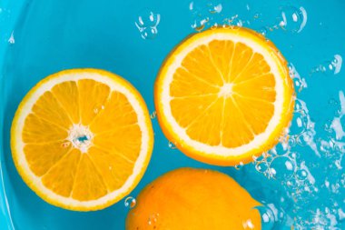 Portakal meyveleri derinden su altında kalır.