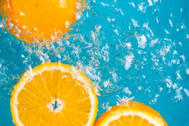 Portakal meyveleri derinden su altında kalır.