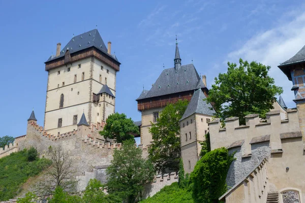 Castillo de Karlstejn cerca de la ciudad de Praga — Foto de Stock