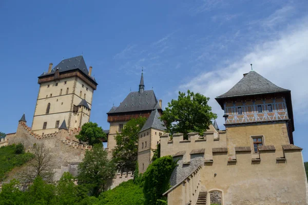 Castillo de Karlstejn cerca de la ciudad de Praga — Foto de Stock