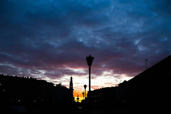Захід сонця над вулицею в Казані — стокове фото