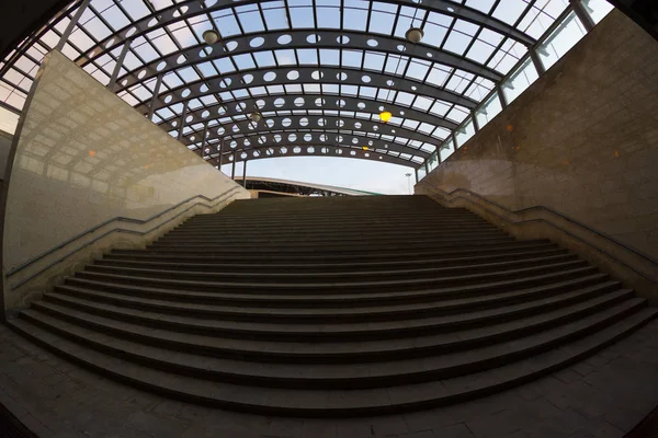 Escaleras desde el subsuelo hacia arriba — Foto de Stock