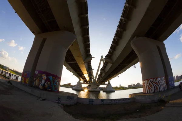 Puente grande al atardecer — Foto de Stock