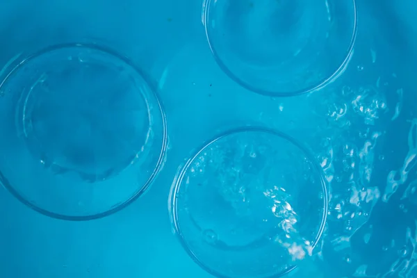 青い背景の水のガラス — ストック写真