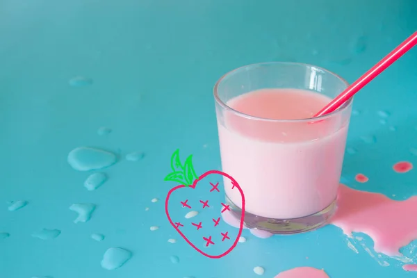 Розовые коктейли на голубом фоне — стоковое фото