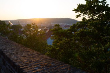 Kırmızı çatılı bina