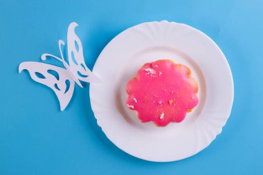 mavi arka planda pembe çerez