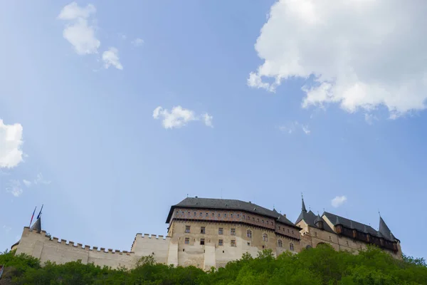 Castillo de Karlstejn cerca de la ciudad de Praga — Foto de Stock