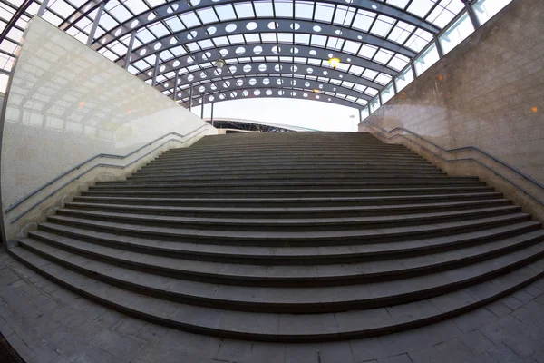 Escaleras desde el subsuelo hacia arriba — Foto de Stock