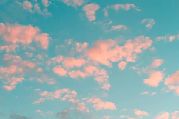 Nuvole rosa e cielo blu — Foto Stock