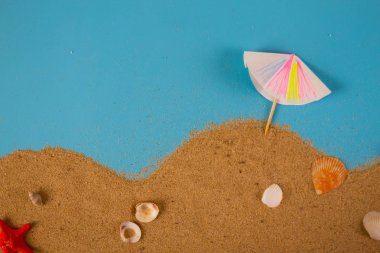 Çizgili plaj şemsiyesi sahilde.