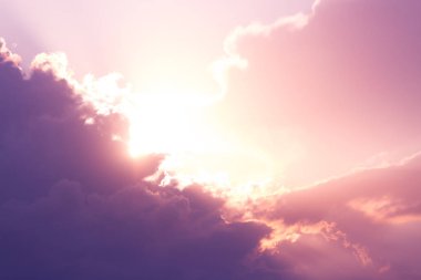 clounds arkasında güneş ışınları