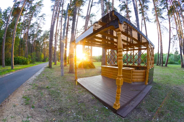 Pavillon en bois dans la forêt — Photo